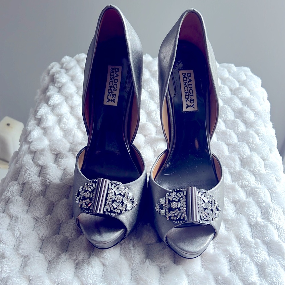 Badgley Mischka Grey Pump